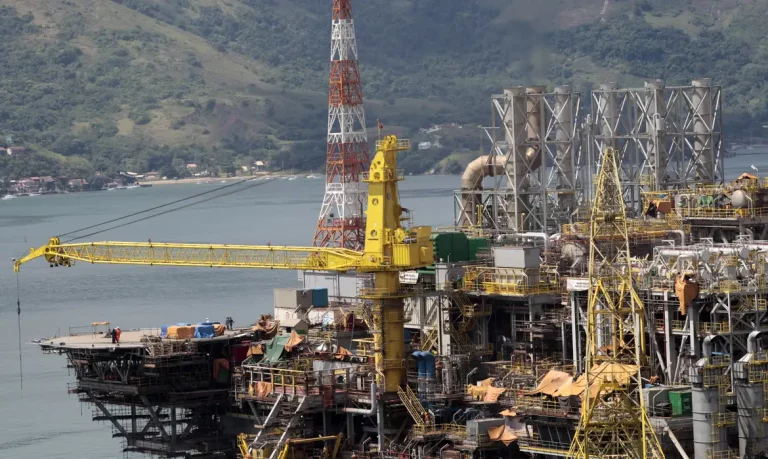 2011-02-25t120000z_407242302_gm1e72p0mvj01_rtrmadp_3_petrobras