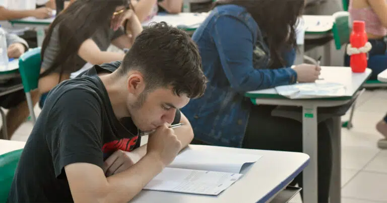 20240131_00_estudantes_sala_de_aula_provao_paulista_vestibular-768x403-1