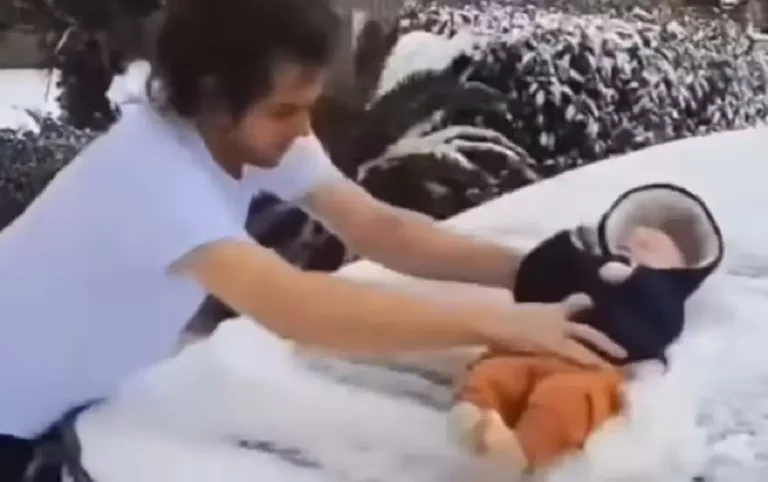 homem-usa-bebe-tirar-neve-carro