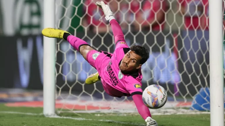 matheus-mendes-goleiro-do-america-mg-defende-penalti-contra-o-cruzeiro-1740318758364_v2_900x506-jpg