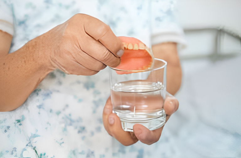 Pessoa-mergulhando-dentadura-na-agua-1