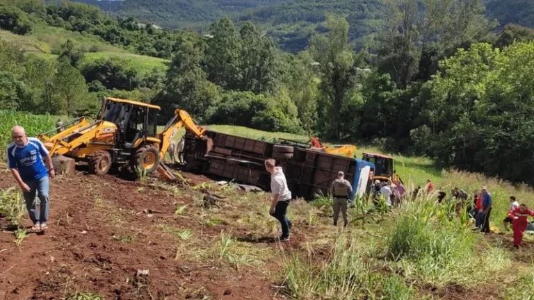 onibus-capotou-em-uma-ribanceira-13347_800x450