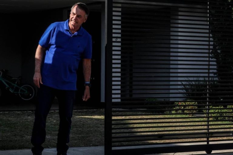 27ago2025---o-ex-presidente-jair-bolsonaro-pl-em-sua-casa-no-primeiro-dia-de-monitoramento-policial-em-tempo-integral-1756326210822_v2_1024x683