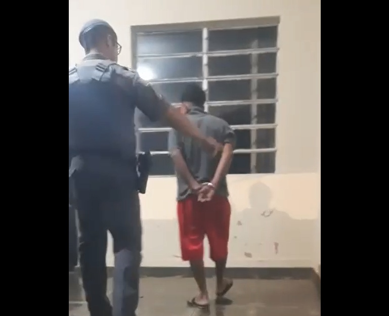 acusado de ameaçar a mae com faca