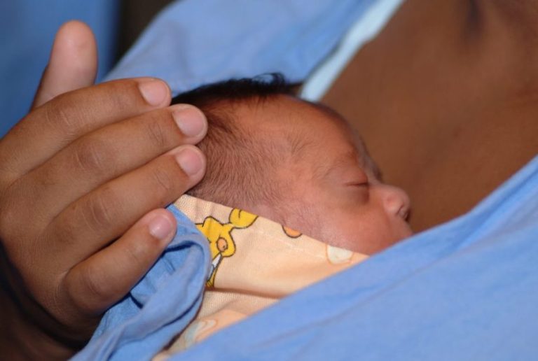 Bebe-amamentando-e1722533350766