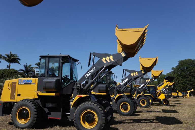 Entrega-de-Maquinarios-do-Agro-1024x683