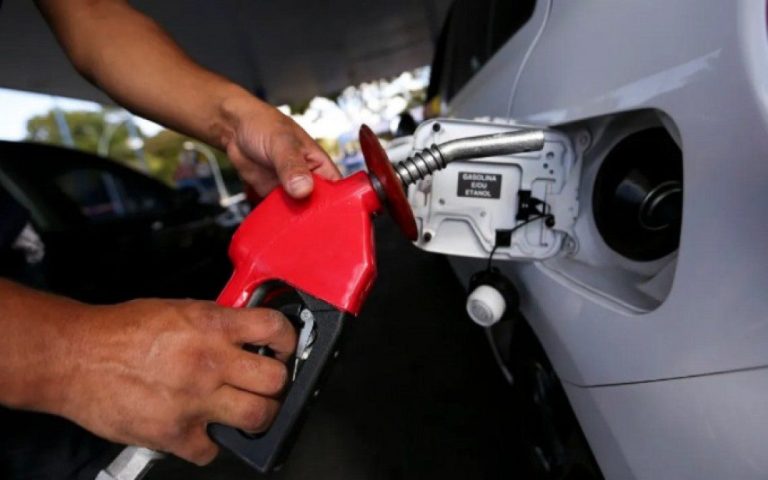posto-de-gasolina-tera-que-usar-mangueiras-transparentes-2282172334