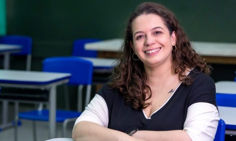 A-professora-Nicole-da-EE-Professor-Andronico-de-Mello-esta-entre-docentes-com-doutorado-na-rede-estadual-de-SP-e1760456648904