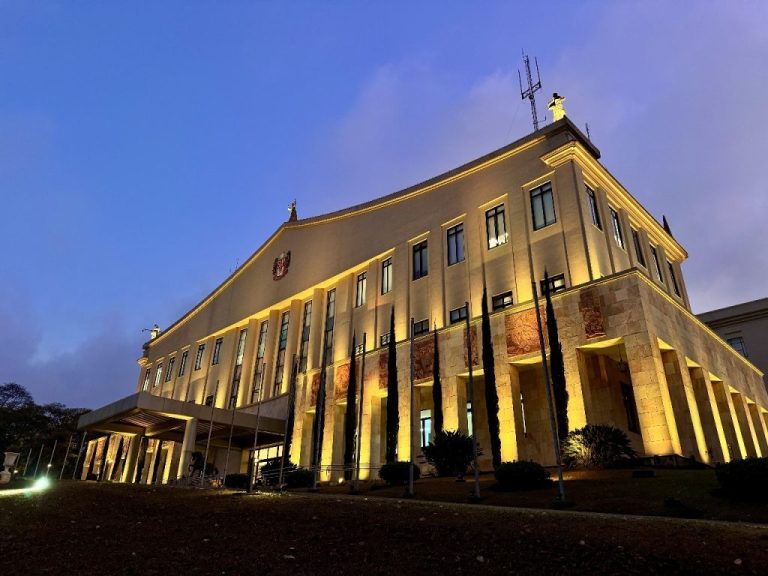 Palacio-dos-Bandeirantes-ganha-iluminacao-amarela-1024x768 (2)