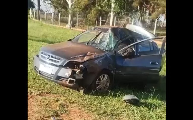 carro capota na Percy em Fernandópolis